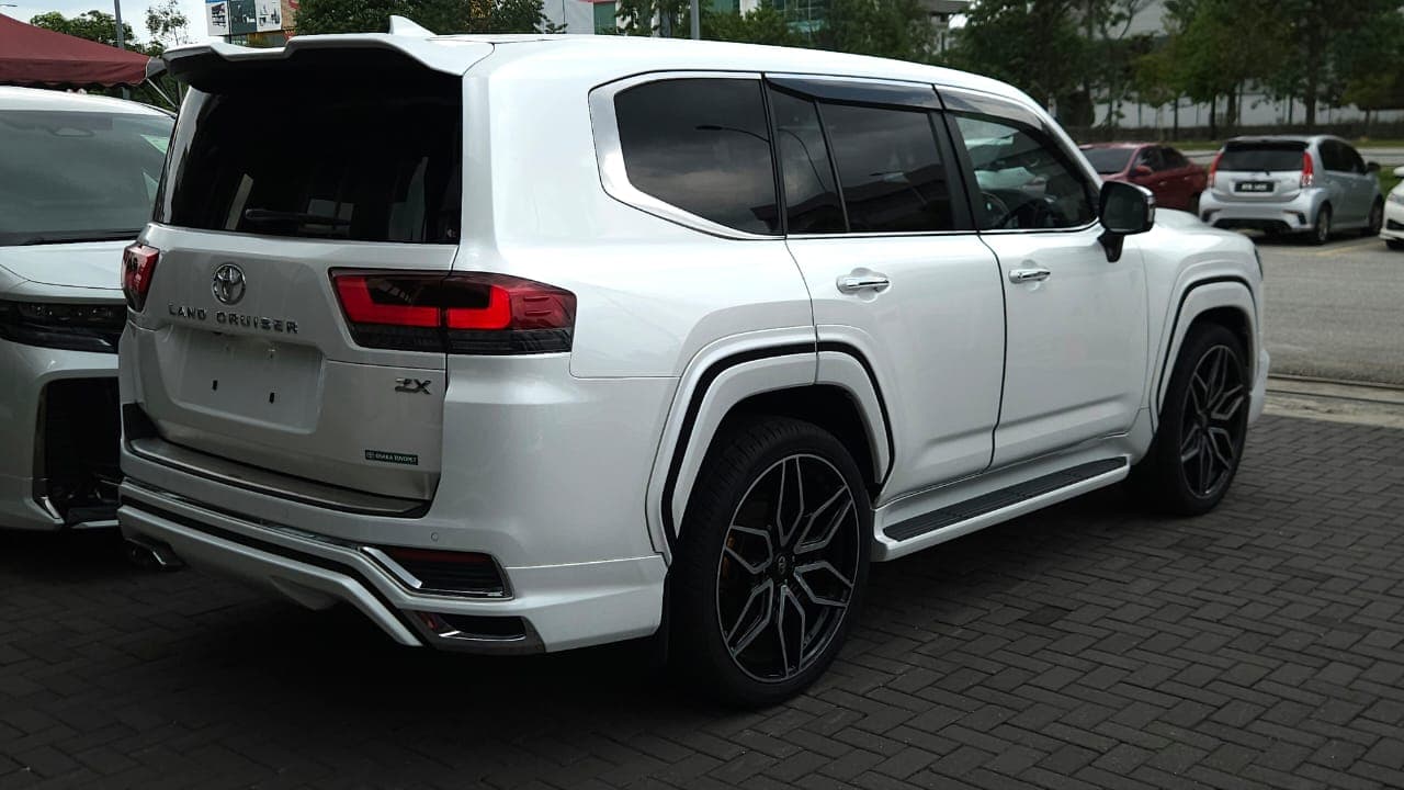 Toyota LAND CRUISER LC300 with REAR ENTERTAINMENT 2023