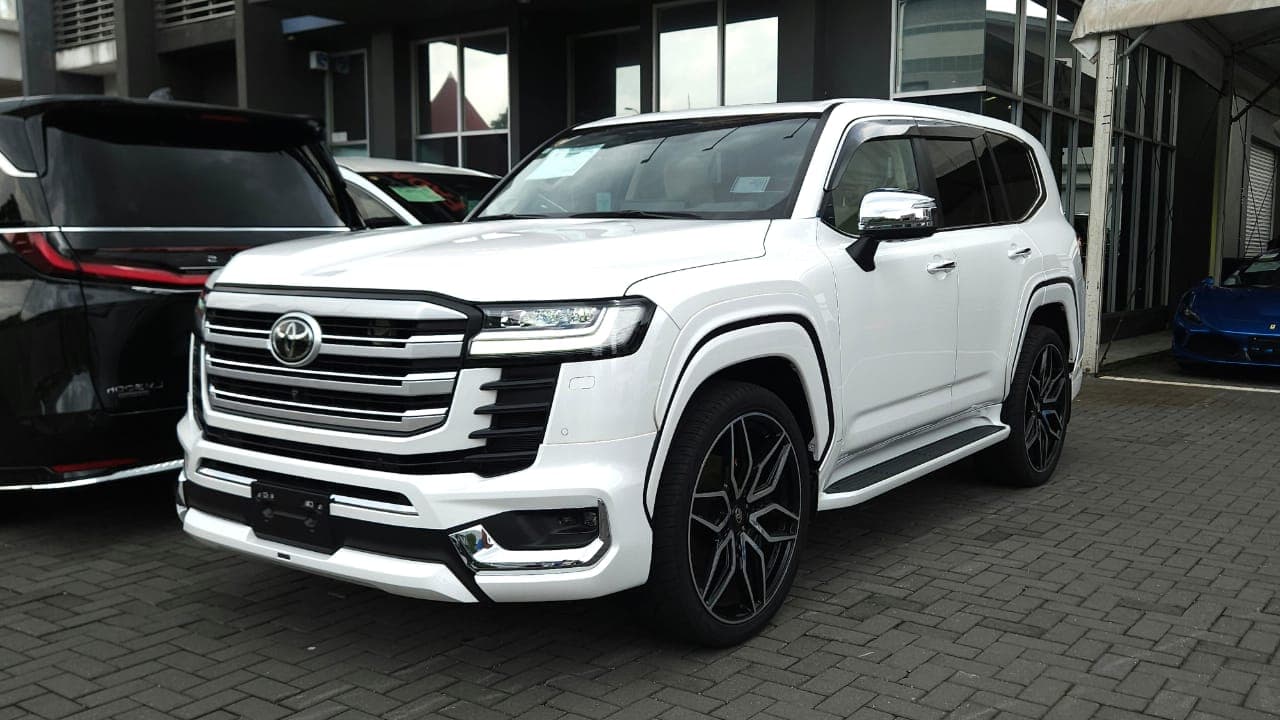 Toyota LAND CRUISER LC300 with REAR ENTERTAINMENT 2023