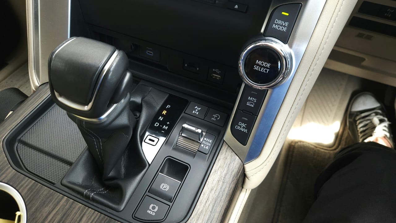 Toyota LAND CRUISER LC300 with REAR ENTERTAINMENT 2023