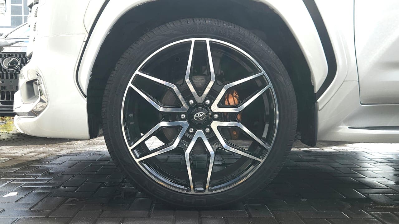 Toyota LAND CRUISER LC300 with REAR ENTERTAINMENT 2023