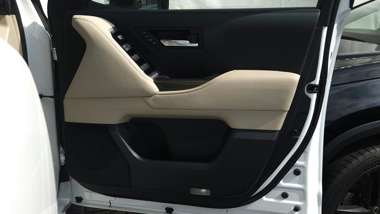 Toyota LAND CRUISER LC300 with REAR ENTERTAINMENT 2023