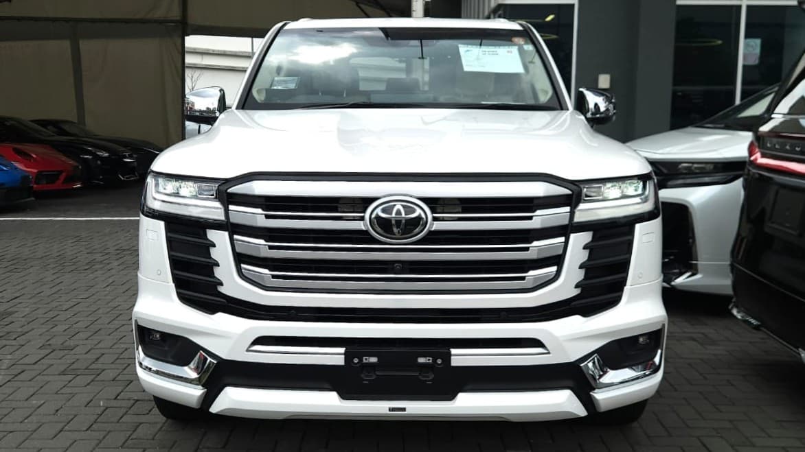 Toyota LAND CRUISER LC300 with REAR ENTERTAINMENT 2023
