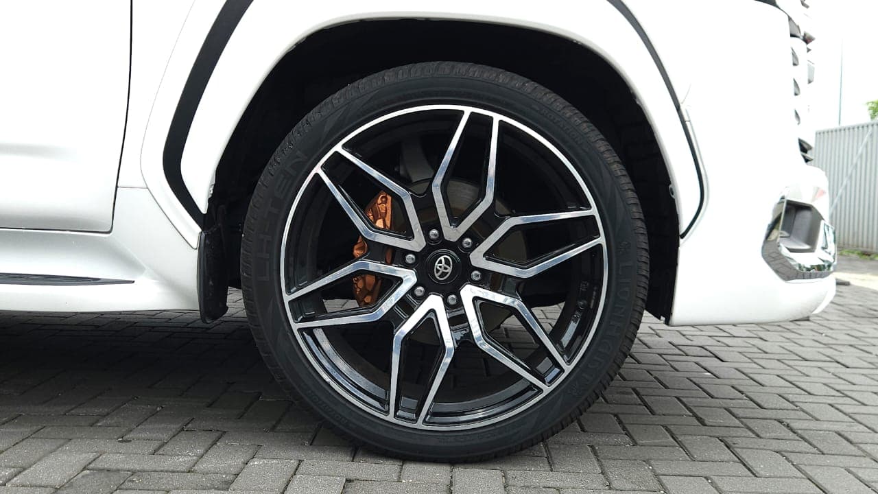 Toyota LAND CRUISER LC300 with REAR ENTERTAINMENT 2023